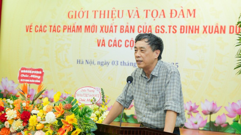វរសេនីយ៍ឯក អ្នកនិពន្ធ ង្វៀន ប៊ិញភឿង អនុប្រធានសមាគមអ្នកនិពន្ធវៀតណាម និពន្ធនាយកទស្សនាវដ្តីអក្សរសិល្ប៍កងទ័ពបានចែករំលែកគំនិតយ៉ាងជ្រាលជ្រៅជាច្រើនអំពីការរួមវិភាគទានរបស់សាស្ត្រាចារ្យបណ្ឌិត ឌិញ សួន យុង។ 20251004-ntd05011-6248.jpg