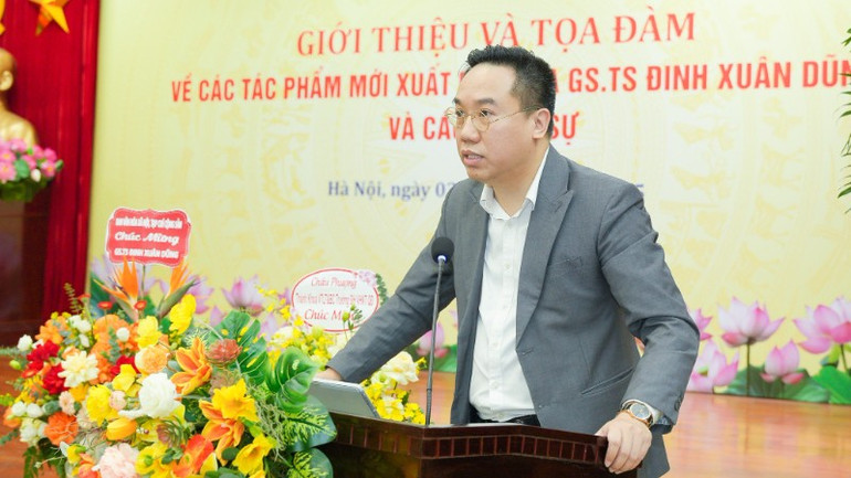 លោក ង្វៀន ង្វៀន អនុប្រធានសមាគមបោះពុម្ពវៀតណាម ប្រធាននាយកដ្ឋានបោះពុម្ព បោះពុម្ព និងចែកចាយ ថ្លែងសុន្ទរកថាបើក។ 20251004-ntd04988-7154.jpg