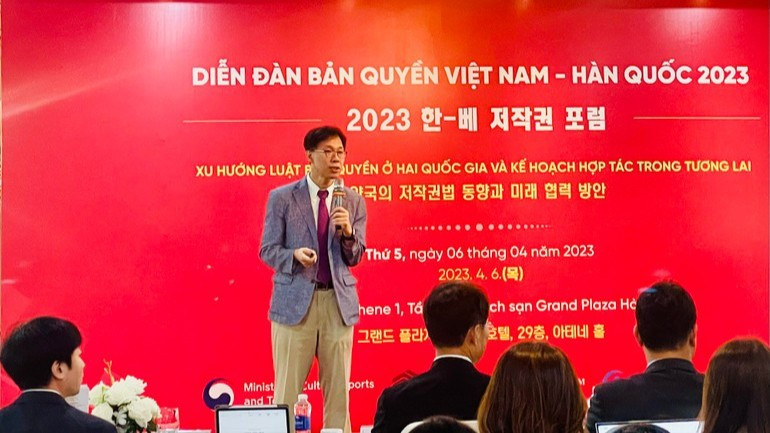 Chuyên gia quốc tế chia sẻ trong việc bảo hộ quyền tác giả tại một diễn đàn. image-2.jpg