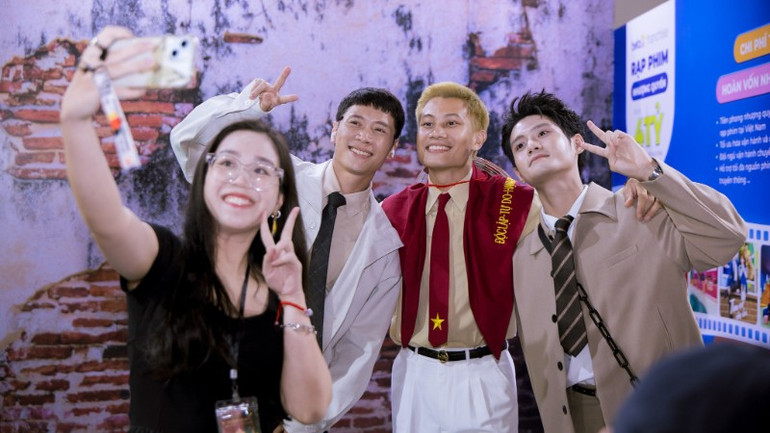 Các diễn viên phim "Mưa đỏ" có mặt thường xuyên để giao lưu cùng khán giả. 573356865-25426374470280464-7326234921277057723-n-8350.jpg