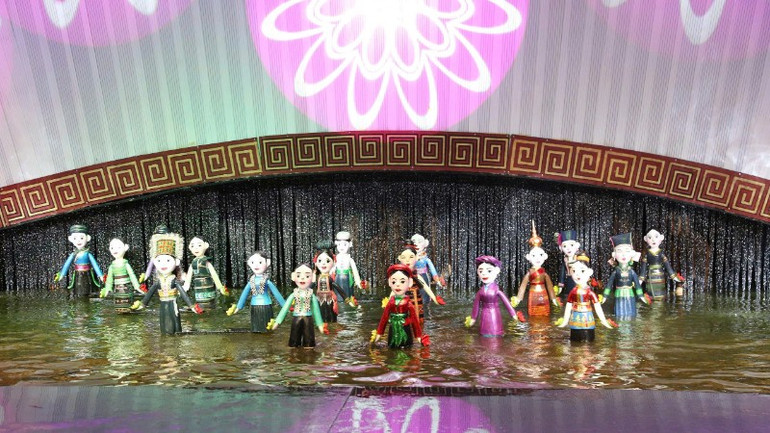 A identidade cultural vietnamita é rica e vívida no palco. z6966577768193-35184191b0b2c32ce51ac6c3de82574f-832.jpg