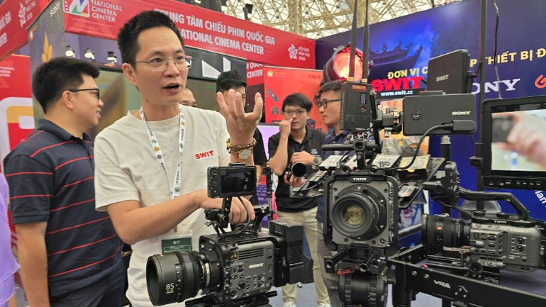 Trưng bày thiết bị sản xuất và dựng phim tại phân khu điện ảnh. 6-64954691969481953588733-1910.jpg