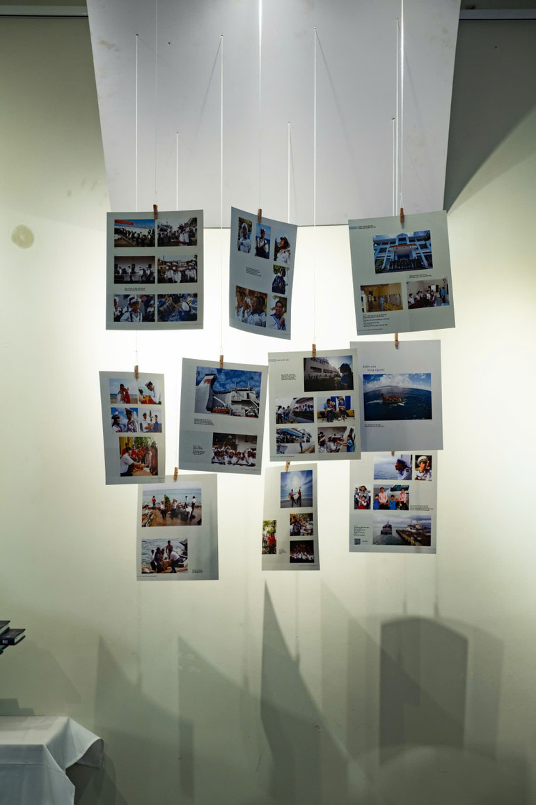 The display corner with photos and poems gives a friendly feeling like a small corner in the family. z6910777026488-3348e07e88f35d80aa9028e885e5433e.jpg