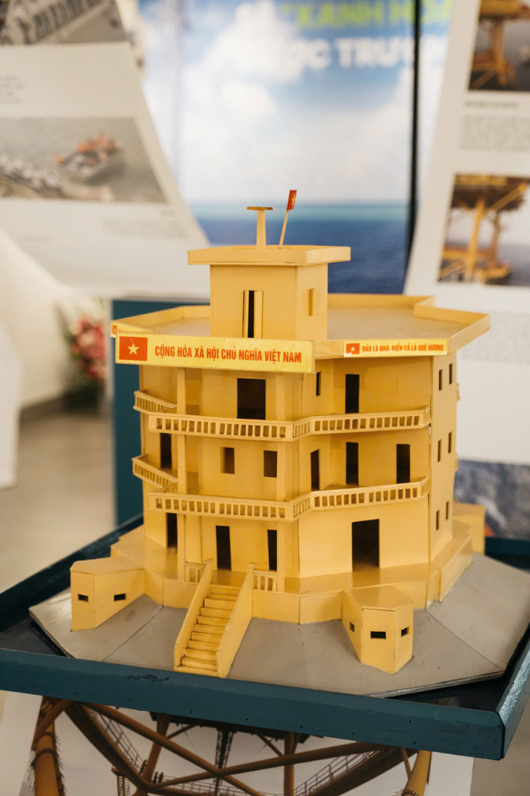 DK1 Platform Model on the continental shelf is made from environmentally friendly materials. z6910777037945-a69739495911b15599155a32d2c1026c.jpg