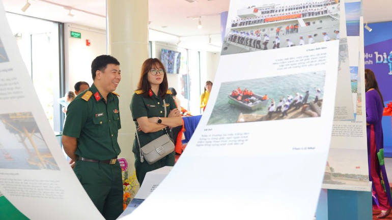 The exhibition attracted many soldiers to visit and share. z6910777053715-ecc2379a8916dfd83d0e5c844ce2b353-2772.jpg