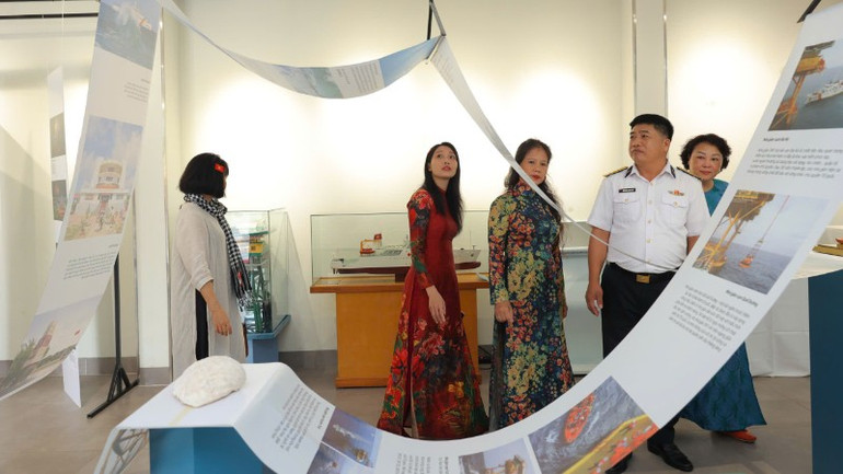 Instead of the traditional method, the photos are displayed in a modern way, increasing interactivity. z6910777064682-6b2cdebe79b15464ddc2e5b3b669bac2-3637.jpg