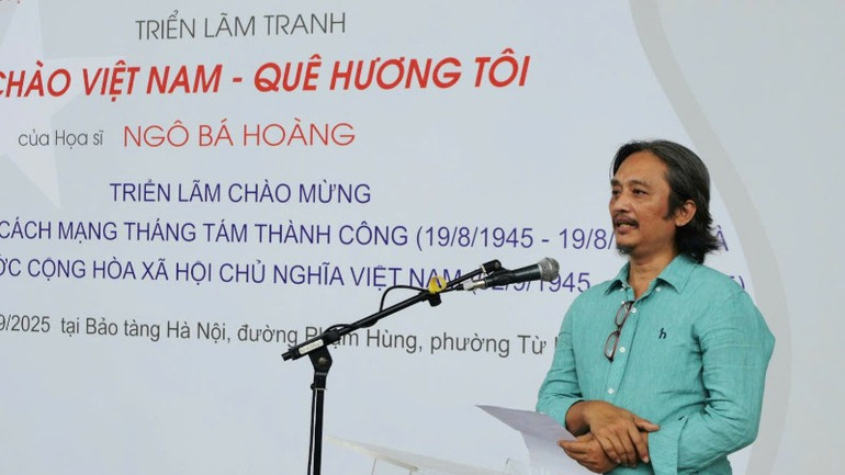 Họa sĩ Ngô Bá Hoàng phát biểu tại lễ khai mạc triển lãm, z6936873492666-c9da9220aafea56f3ee1dd6e2630d3e5-2404.jpg