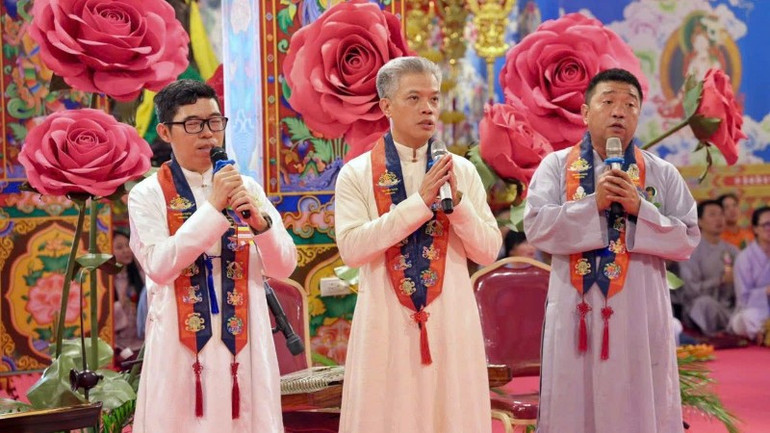 Đại diện phật tử xúc động đọc diễn từ sâu sắc đầy tình cảm của những người con hướng về đấng sinh thành. 4-phat-tu-doc-dien-tu-tri-an-cong-on-cha-me-5968.jpg