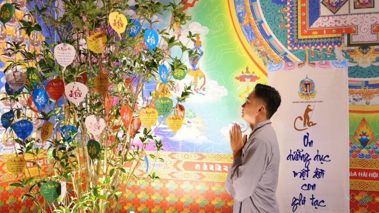 Mỗi chiếc lá, mỗi tấm thiệp treo lên cây đều là một ước nguyện, một cam kết yêu thương gửi đến cha mẹ. 2-cay-hua-nguyen-hieu-thuan-1643.jpg