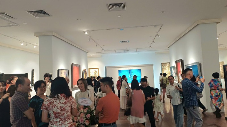 Many artists and the public were present before the exhibition. z6873030076576-4dba7d92035c6b65d1b13fba5d0432ed-3917.jpg