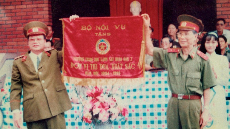 স্বরাষ্ট্র উপমন্ত্রী লেফটেন্যান্ট জেনারেল ফাম ট্যাম লং, ১৯৯৪-১৯৯৫ শিক্ষাবর্ষের পিপলস পুলিশ হাই স্কুল I-কে anh-1-1-4214.jpg