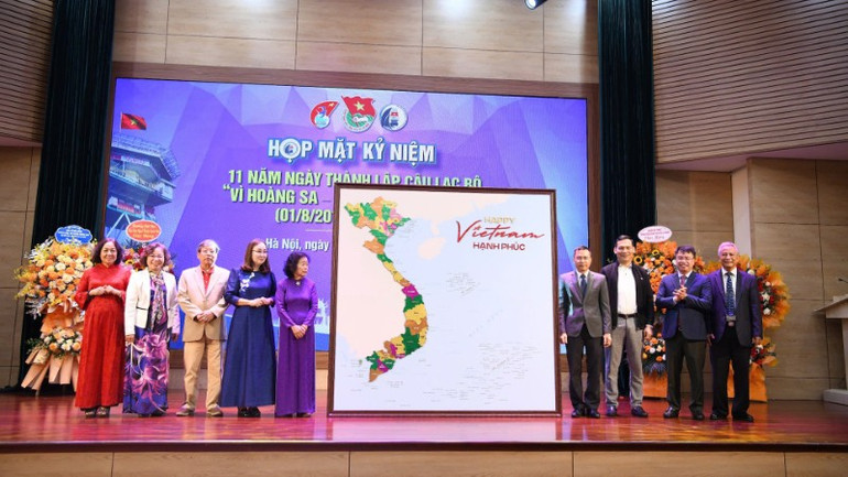 Representanter för avdelningen för gräsrotsinformation och extern information (ministeriet för kultur, idrott och turism) presenterade Happy Vietnam Map Club. pham-tuan-814-1925.jpg