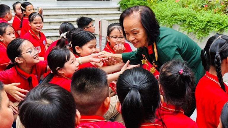 Các em học sinh vui mừng, xúc động được gặp gỡ nữ anh hùng Đoàn Thị Thanh Cần. 544592845-1377674597691018-5938845402181172840-n-408.jpg