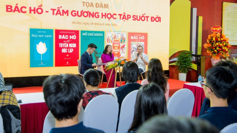 Các diễn giải đã tập trung chia sẻ nhiều nội dung sâu sắc về tinh thần tự học của Bác Hồ. anh-5-toa-dam-bac-ho-tam-guong-hoc-tap-suot-doi-21-2038.jpg