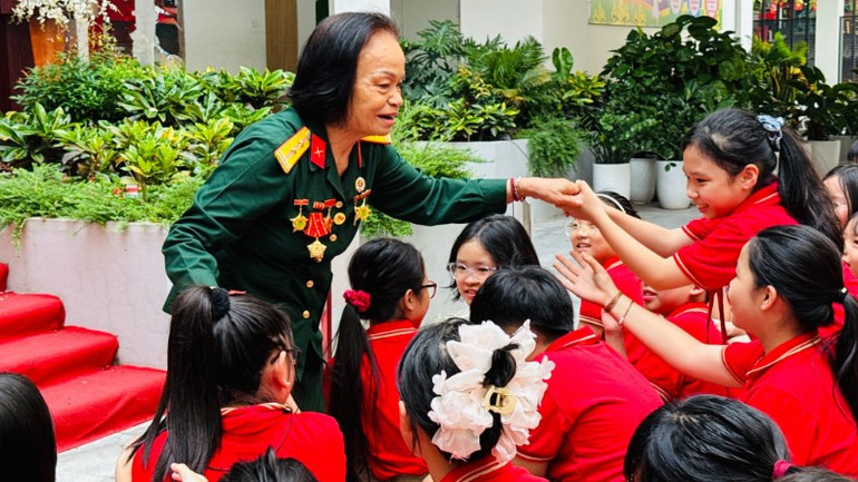 Hơi ấm từ bàn tay chạm tới những bàn tay. 545615122-1377674397691038-5087352488954205700-n-5978.jpg