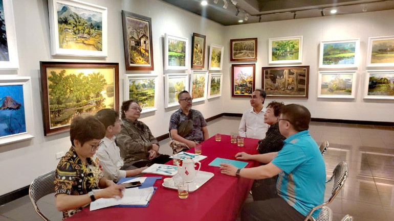 The art council discussed before the opening of the exhibition. z7153819331655-6f1a5d25bfc4b097bd93431c7423933e-3063.jpg