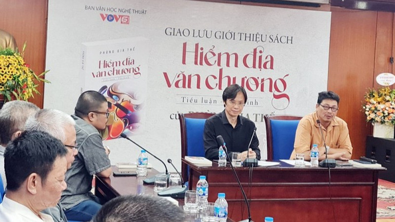 Educatorul și criticul Phung Gia The (al doilea din stânga) la lansarea colecției de eseuri-critici „Pericole literare”. z4558029821161-7e9ec7d0a75c85ea6-1691051859229-3552.jpg