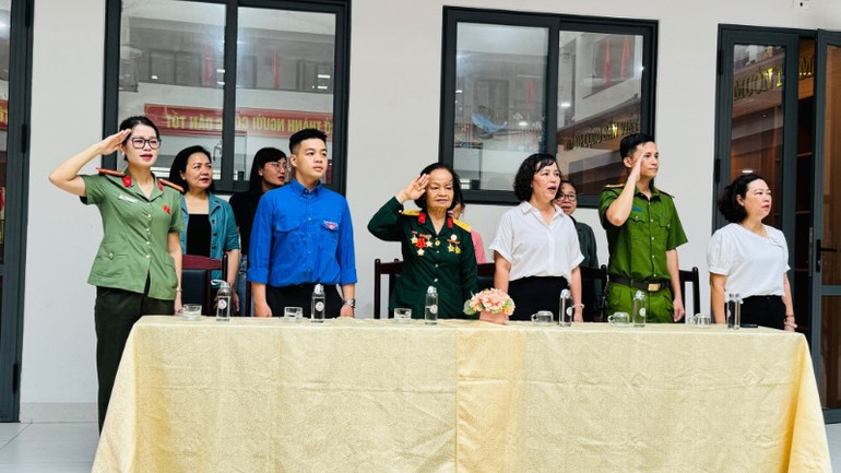 Đại diện nhà trường, các đại biểu và nhân chứng lịch sử nghiêm trang trong lễ chào cờ. 545099222-1377674181024393-2309596371651832833-n-388.jpg