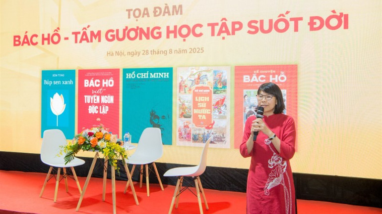Bà Vũ Thị Quỳnh Liên - Phó Giám đốc, Tổng Biên tập NXB Kim Đồng phát biểu trong buổi tọa đàm. anh-1-toa-dam-bac-ho-tam-guong-hoc-tap-suot-doi-2-2179.jpg