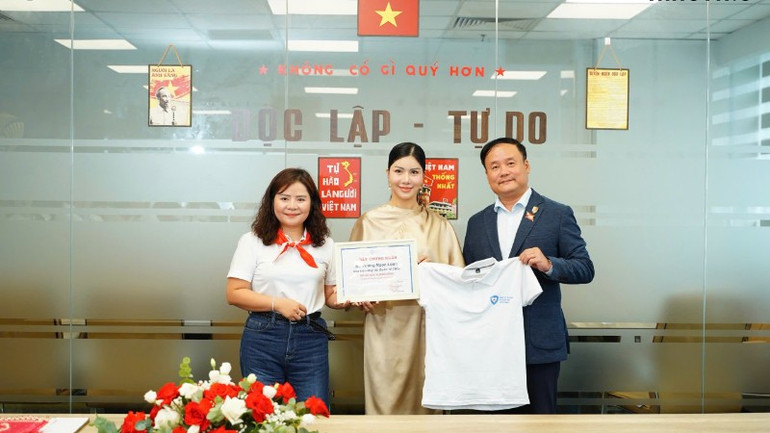 Hoa hậu Loan Vương (giữa) đã dành nhiều tâm huyết cho các hoạt động thiện nguyện. img-20250812-121853-145.jpg