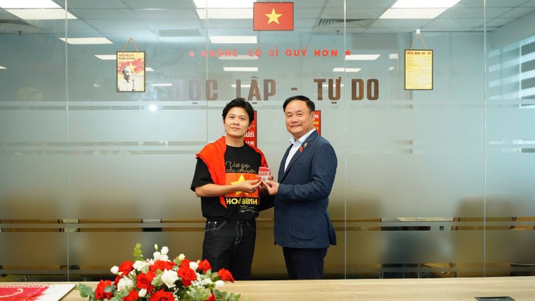 Nhạc sĩ Nguyễn Văn Chung - tác giả của nhiều ca khúc nổi tiếng - nhận món quà lưu niệm của Quỹ. img-20250812-121758-4828.jpg