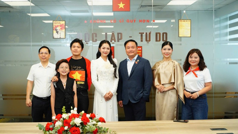 Các đại sứ chụp ảnh lưu niệm cùng đại diện Quỹ và nhà tài trợ. img-20250812-121856-4680.jpg