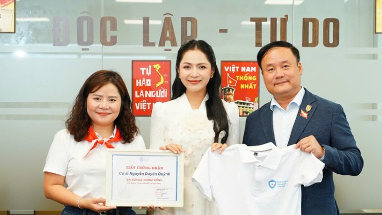 Ca sĩ Duyên Quỳnh (giữa) là một trong nhiều gương mặt đại sứ cho Quỹ. img-20250812-121800-9474.jpg