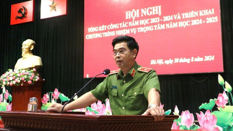 মেজর জেনারেল, সহযোগী অধ্যাপক, ডঃ লে হোই নাম, পার্টি সেক্রেটারি, স্কুলের অধ্যক্ষ। anh-5-6243.jpg