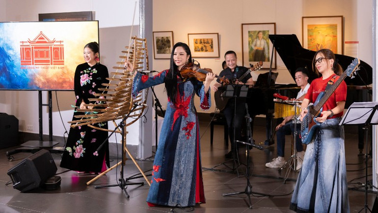 Artist Trinh Minh Hien performs at the album launch ceremony. dt014671-9728.jpg