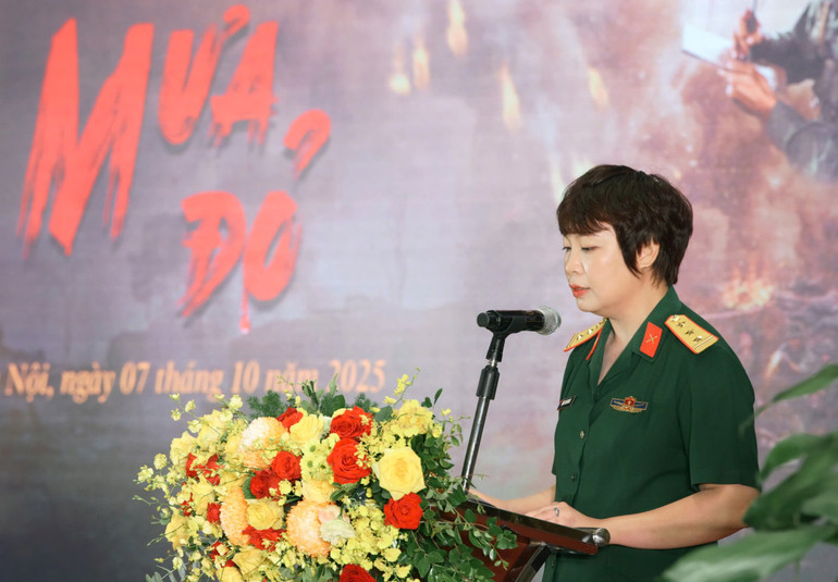 Bei der Zeremonie hielt Oberstleutnant und verdienter Künstler Dang Thai Huyen, Regisseur des Films „Red Rain“, eine Rede. z7091769679067-c4d1513a2906565c43d0206c786a50ee.jpg