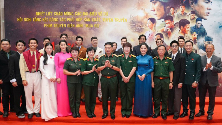General Phan Van Giang machte ein Erinnerungsfoto mit der Leitung des People's Army Cinema und der Crew des Films „Red Rain“. z7091769667471-dfc03885c61aa7c578d9d50c0d4bffb2-7337.jpg