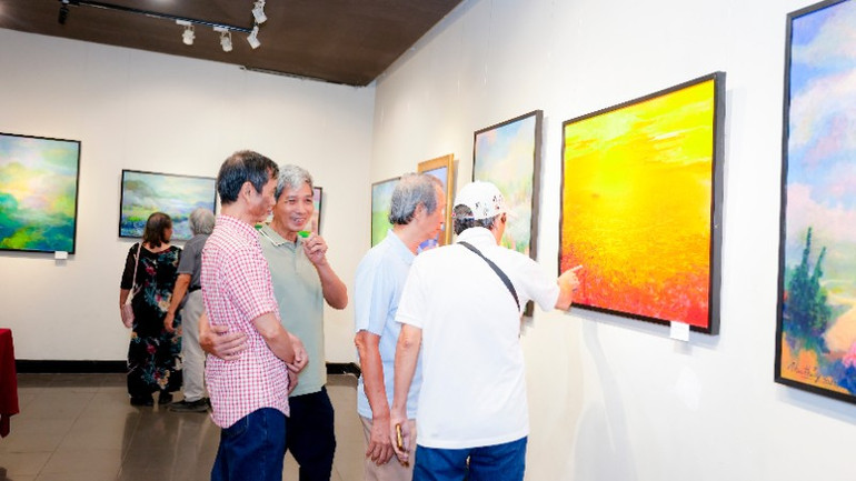 Triển lãm thu hút đông đảo các họa sĩ và công chúng yêu nghệ thuật. dsc7621-8539.jpg