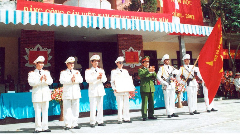 পিপলস পুলিশ কলেজ I ২০০৪-২০০৫ শিক্ষাবর্ষে প্রথম শ্রেণীর সামরিক শোষণ পদক পেয়েছি। anh-2-3188.jpg