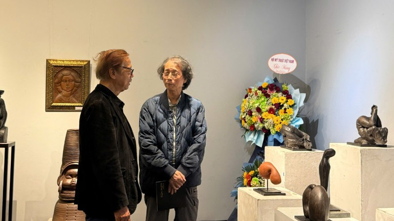 تبادل الفنانون أطراف الحديث قبل حفل الافتتاح. z7312982019837-344914784a0d4993e01abda5d1216170-6781.jpg