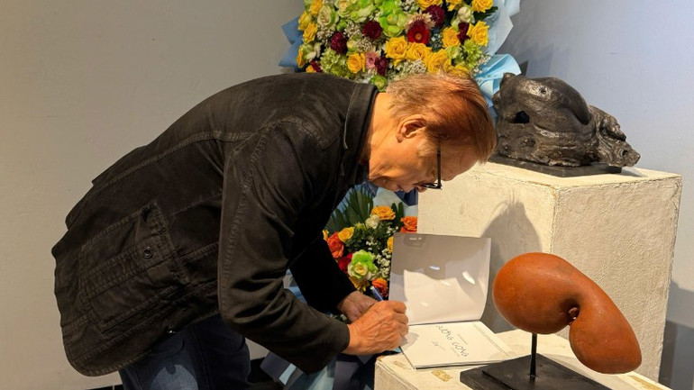 قام النحات نغوين كيم شوان بتوقيع نسخ من كتابه z7312982085340-9f17eae145ed4089438c52c4645df3db-9834.jpg