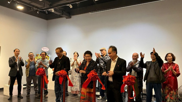 قام ممثلو المعرض والفنانون بقص الشريط إيذاناً بالافتتاح الرسمي للمعرض. z7312982218906-7c1f38a81892f49fd7fa6cb0b1c3a25a-8886.jpg