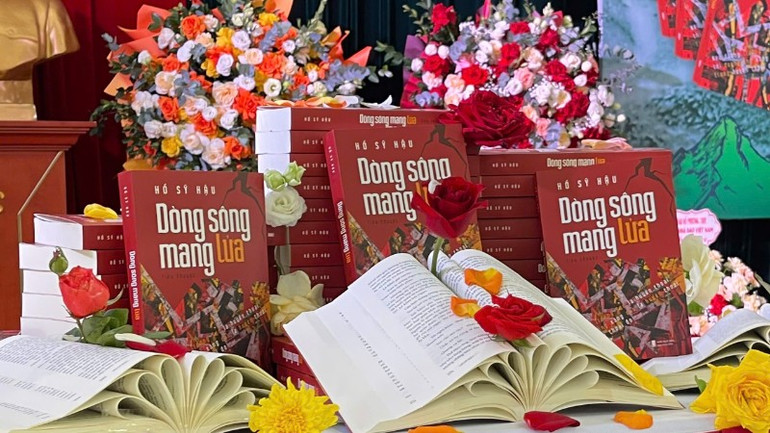 Tiểu thuyết "Dòng sông mang lửa" của Thiếu tướng, nhà văn Hồ Sỹ Hậu. z6838945572629-46d0b15ef63872b6a10b65c7da2b6a65-6111.jpg