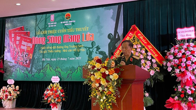 Thiếu tướng, nhà văn Hồ Sỹ Hậu phát biểu tại Lễ giới thiệu tác phẩm. z6838945574394-de3ba39831719b07ba19c9e353fe091c-431.jpg