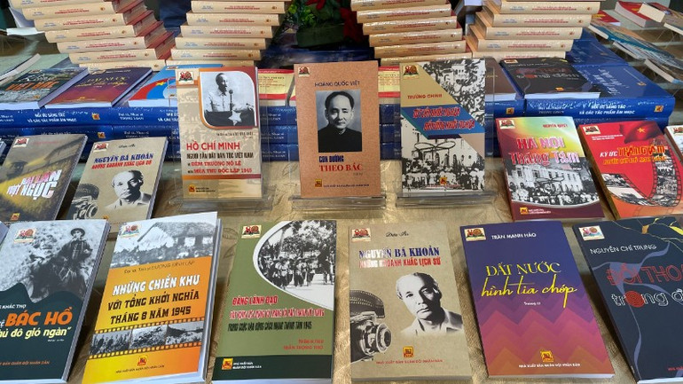 Die Buchreihe ist groß und aufwendig gemacht. z6952844981048-a049706ff515728542e6bd490fe8dc2c-607.jpg