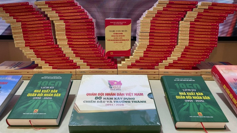Die Buchreihe versammelt viele wertvolle und kostbare Bücher. z6952843247905-948a811be8154e412077d9024cb5173c-7464.jpg