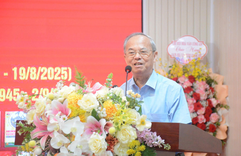 Professor Dr. Dinh Xuan Dung äußerte seine tiefgründigen und emotionalen Worte. z6952833975251-e938a2565e48cabe7266ac6cbe90b0ef.jpg