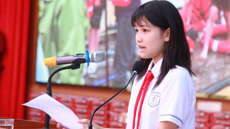 សិស្ស Doan Lu Thuy Phuong តំណាងសិស្សសាលាអនុវិទ្យាល័យ Chu Van An បានអានសំបុត្រជូនសិស្សនៅតំបន់រងគ្រោះដោយទឹកជំនន់។ z7102083094974-e1d7bfd4c53ca556c47a387888e46da8-5983.jpg