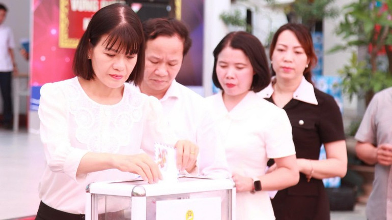 ពិធីនេះប្រព្រឹត្តទៅក្នុងបរិយាកាសពោរពេញដោយក្តីស្រលាញ់។ z7102083094976-e8da392863ddf22f025d19574b1e64d2-5068.jpg