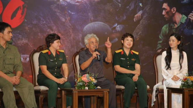 Nhà văn Chu Lai (giữa) và ê-kíp phim "Mưa đỏ" giao lưu với khán giả. img-9927-9683.jpg