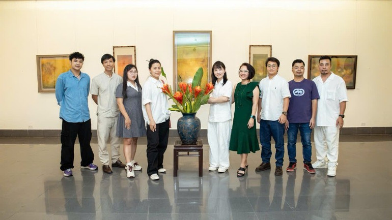 Các họa sĩ-nghệ sĩ cũng là những người thầy đang giảng dạy về mỹ thuật. z7002521502736-3e1742a05213fca82454ed1685125c8d-5653.jpg