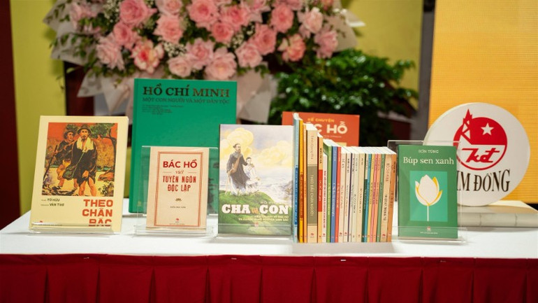 Bộ sách Bác Hồ của NXB Kim Đồng. anh-4-toa-dam-bac-ho-tam-guong-hoc-tap-suot-doi-8-9799.jpg