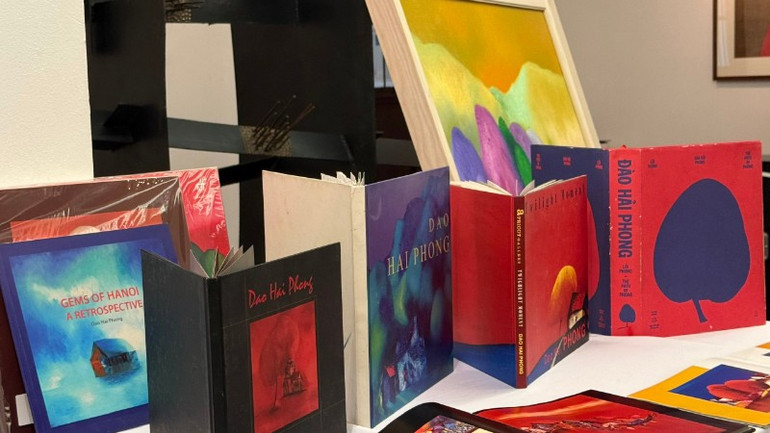 หนังสือภาพโดย Dao Hai Phong ในพื้นที่ Art Talk z7153268569502-f68129b43ca60d69aad253b1a42d2c17-8533.jpg