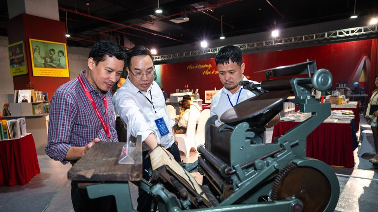 Nhiều hiện vật quý được giới thiệu tại triển lãm. giantrungbayhxb-41-znews-3147.jpg