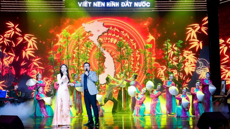 Các nghệ sĩ Nhà hát Ca múa nhạc Quân đội và Nhà hát Kịch Việt Nam cùng chung sân khấu. z6908164949152-e3ee3856a0ffb08fbec63e5ff9734b0b-4436.jpg