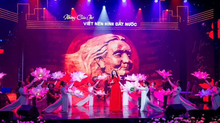 Đại tá, NSND Hồng Hạnh trình bày ca khúc "Màu hoa đỏ". z6908164864851-4a369837606342b8d89ac3b8a79b0ff5-6674.jpg